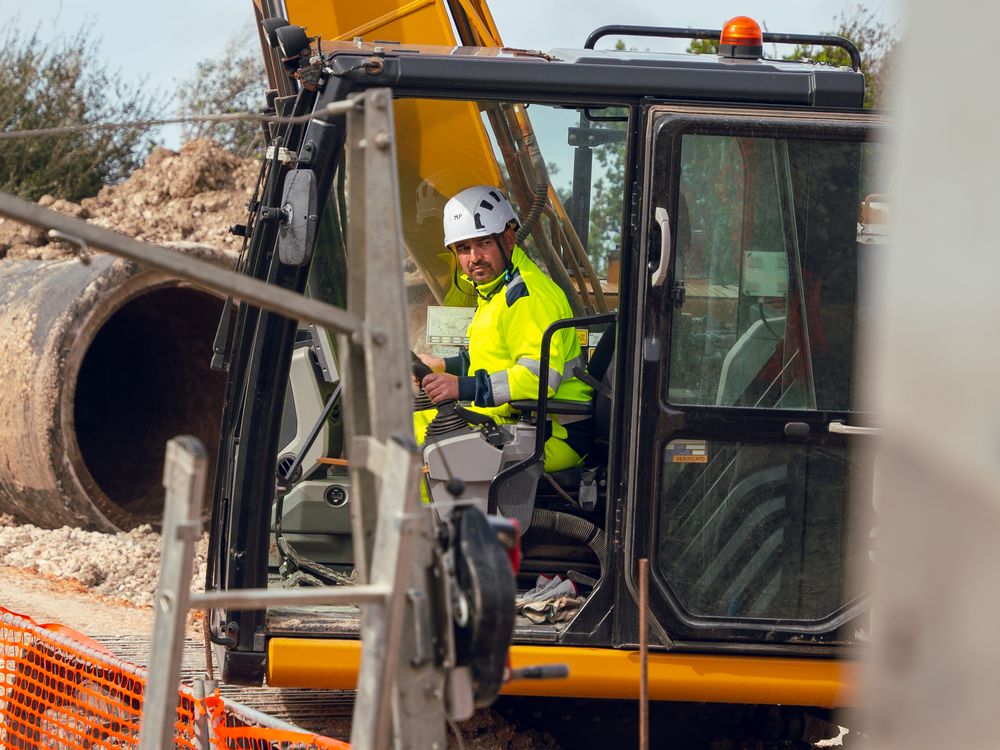 Escavatore in cantiere SAPI