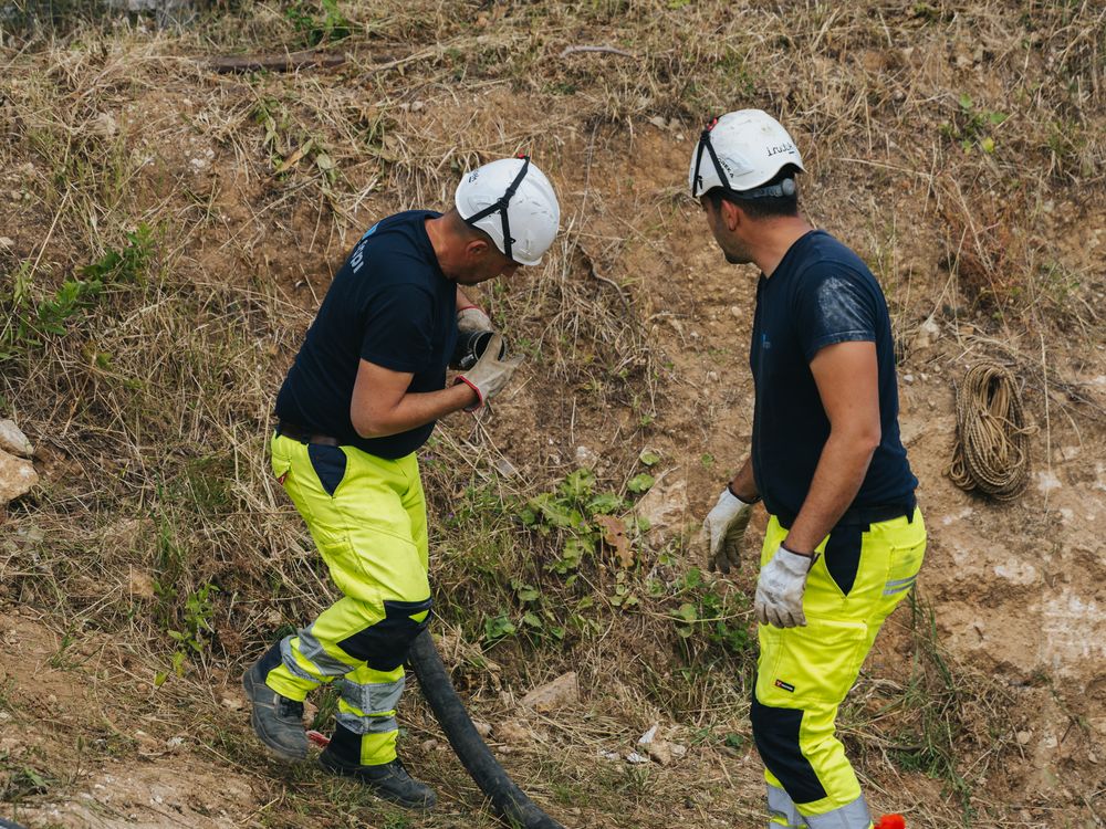 Operatori SAPI durante un intervento di pulizia in campo