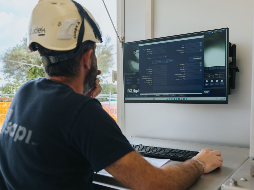Tecnico SAPI alla postazione di controllo per videoispezione condotte